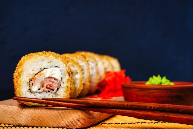 Gebakken tempura-sushibroodjes instellen selectieve focus met kopieerruimte Japanse traditionele fusion-voedselstijl Hoge kwaliteit foto