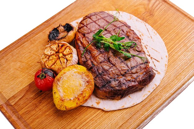Gebakken Tenderloin steak met groenten op hout
