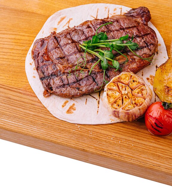 Gebakken Tenderloin steak met groenten op hout
