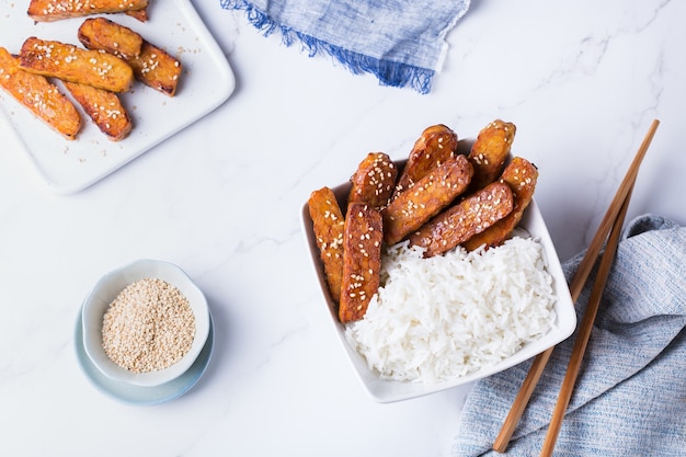 Gebakken teriyaki tempeh of tempe, traditionele Indonesische keuken. Gezond eten, gefermenteerd postbiotisch voedsel gemaakt van sojabonen