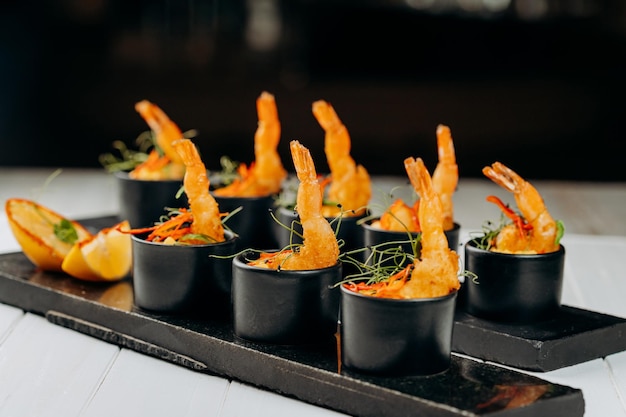 Gebakken tijgergarnalen in paneermeel geserveerd met mangosaus klaar voor furshet in restaurant Zeevruchten schaaldieren