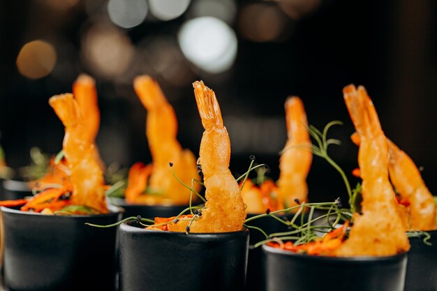 Gebakken tijgergarnalen in paneermeel geserveerd met mangosaus klaar voor furshet in restaurant Zeevruchten schaaldieren