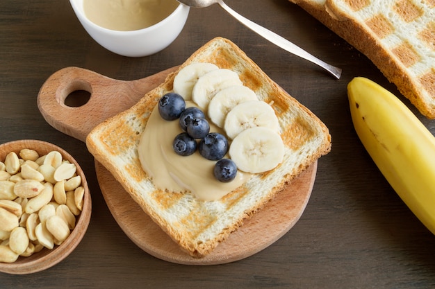 Gebakken toast met pindakaas en bessen.