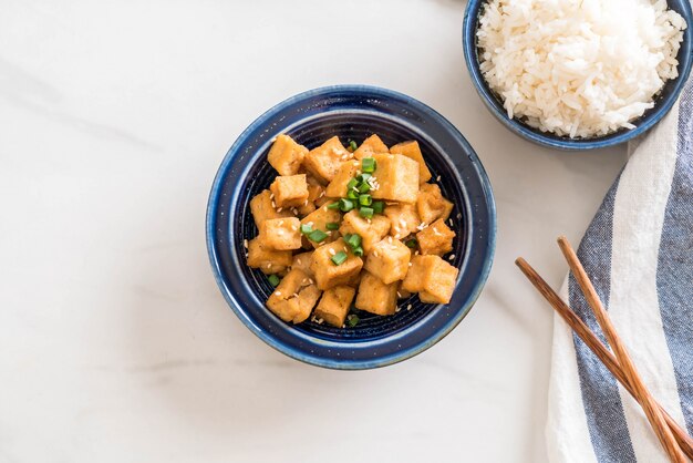 Gebakken tofu in een kom met sesam