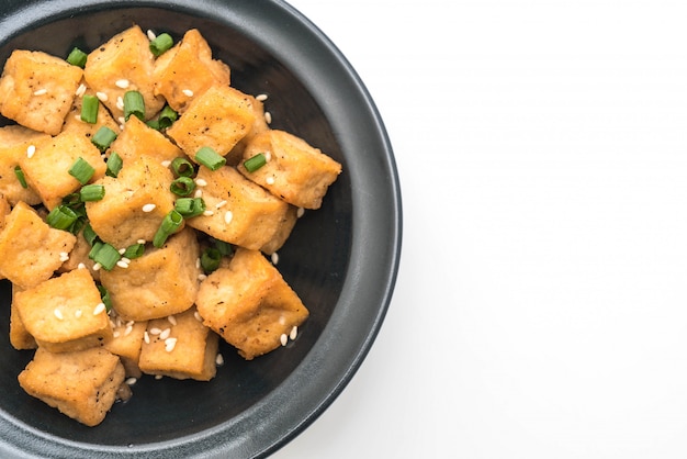 Gebakken tofu in een kom met sesam