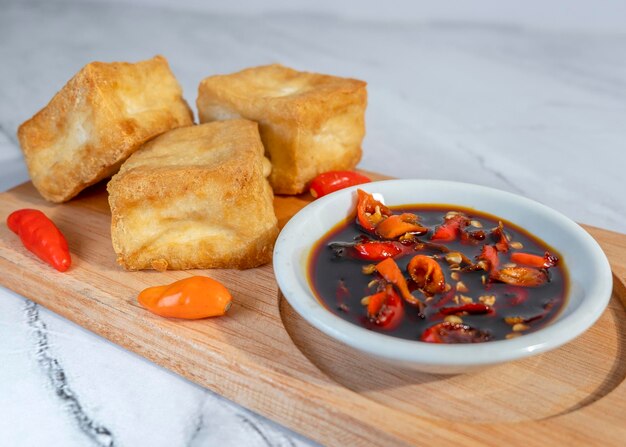 Gebakken tofu met rode chilisaus