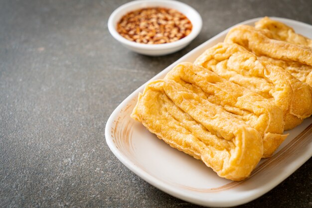 gebakken tofu met saus - veganistisch en vegetarisch eten