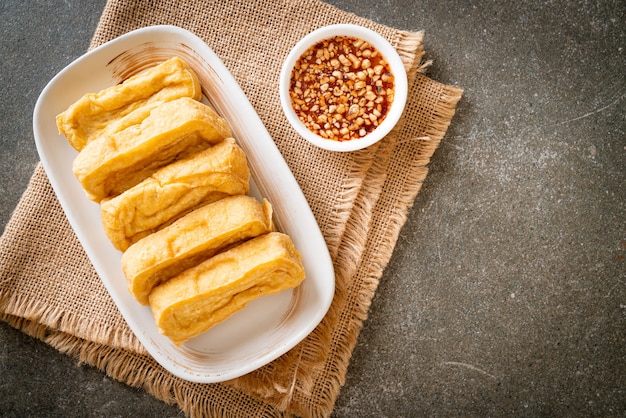 gebakken tofu met saus - veganistisch en vegetarisch eten