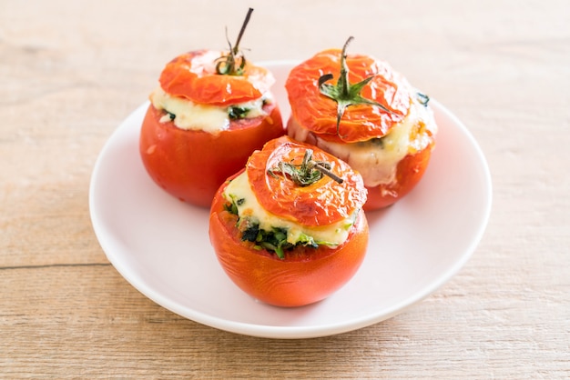 gebakken tomaten gevuld met kaas en spinazie