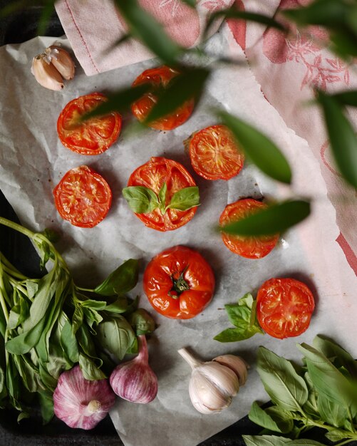 Foto gebakken tomaten, knoflook en aromatische kruiden