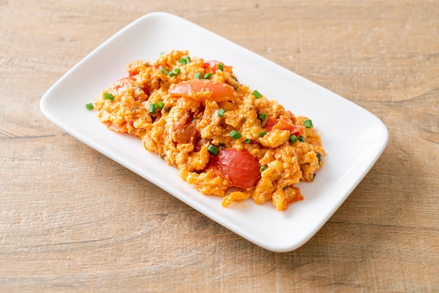 Gebakken tomaten met ei of roerei met tomaten