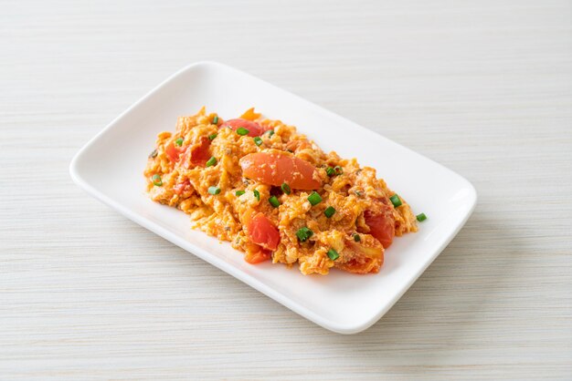 Gebakken tomaten met ei of roerei met tomaten