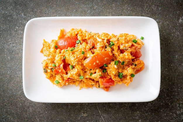 Gebakken tomaten met ei of roerei met tomaten