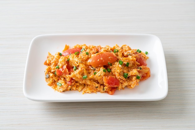 Gebakken tomaten met ei of roerei met tomaten