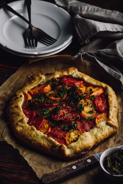 Gebakken tomatengalette op bakpapier