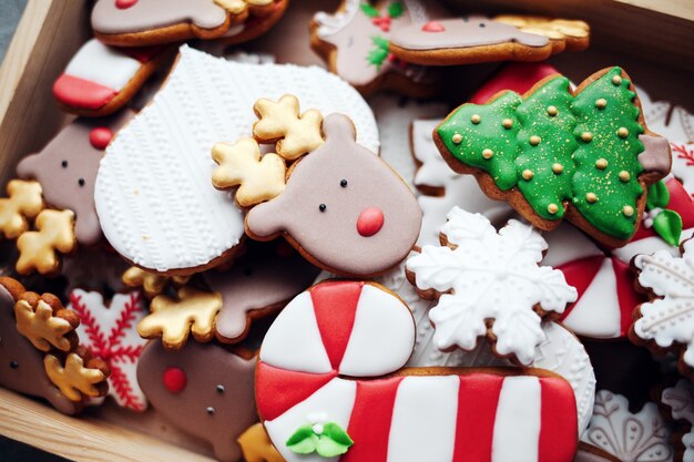 Gebakken traditionele zelfgemaakte peperkoek kerstkoekjes.