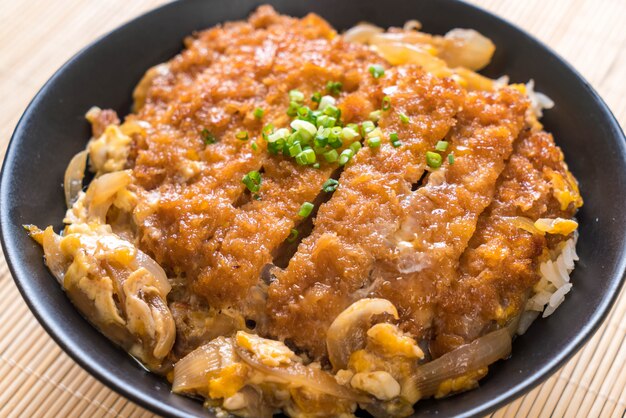 gebakken varkenskotelet rijstkom (Katsudon)