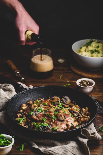 Gebakken varkensnekbiefstuk met verschillende champignons en aardappelpuree