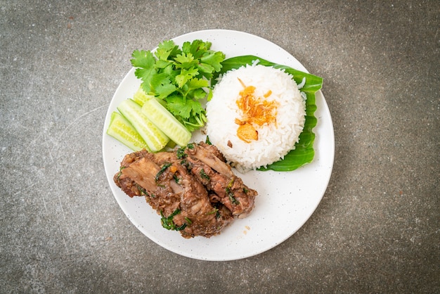 Gebakken varkensribbetjes met saus en rijst