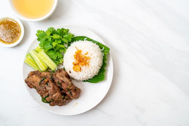 Gebakken Varkensribbetjes Met Saus