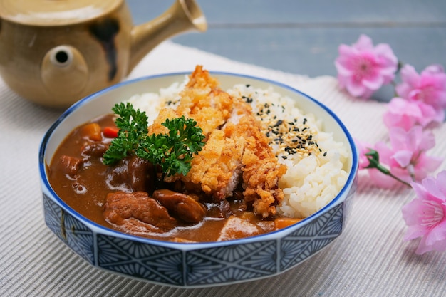 gebakken varkensvlees met curry en rijst