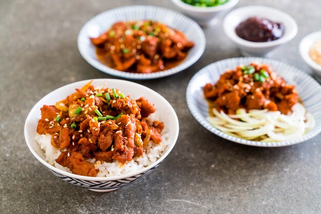 gebakken varkensvlees met pittige koreaanse saus (bulgogi) op ​​de bovenste rijst