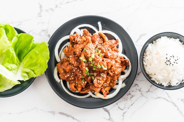 Gebakken varkensvlees met pittige koreaanse saus (bulgogi)