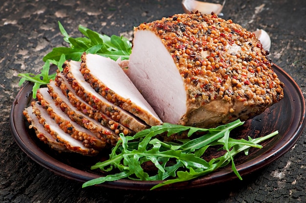 Gebakken varkensvlees versierd met arugula bladeren