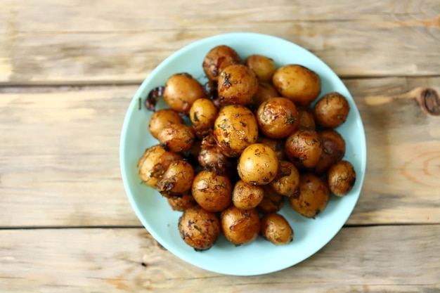 Gebakken verse aardappelen op een bord