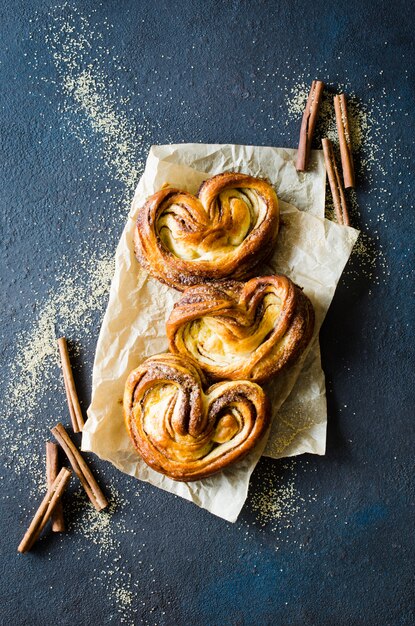 Gebakken verse geurige kaneelbroodjes. Traditionele zelfgemaakte pasteitjes.