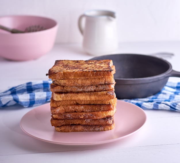 Gebakken vierkante stukjes tarwemeelbrood