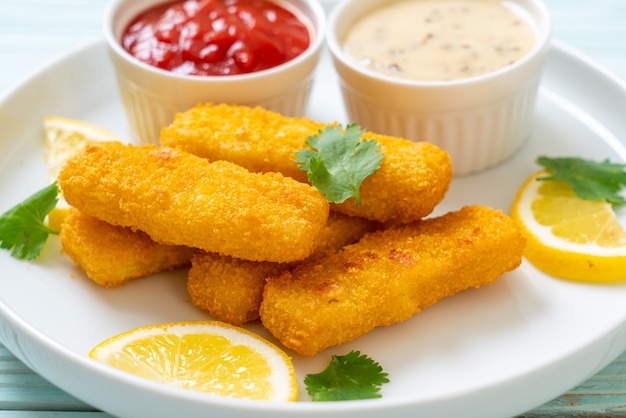 Gebakken vis finger stick of frietjes vis met saus