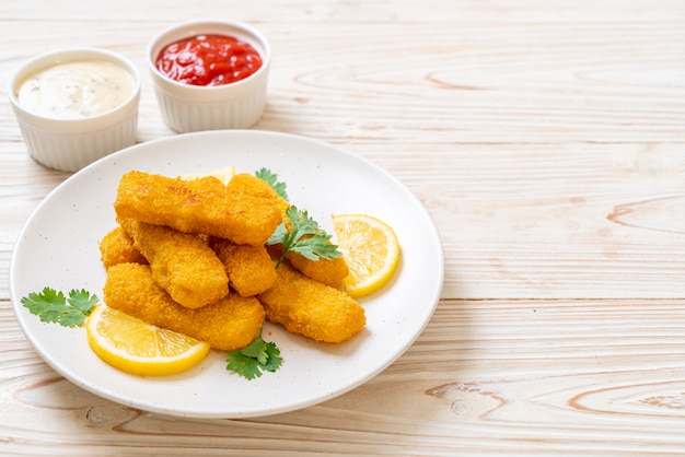 gebakken vis finger stick of frietjes vis met saus