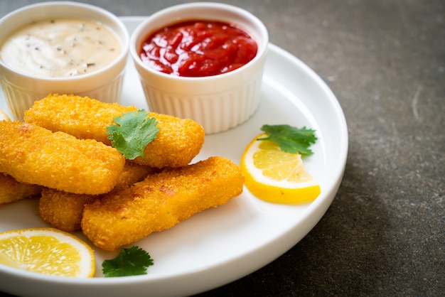 gebakken vis finger stick of frietjes vis met saus