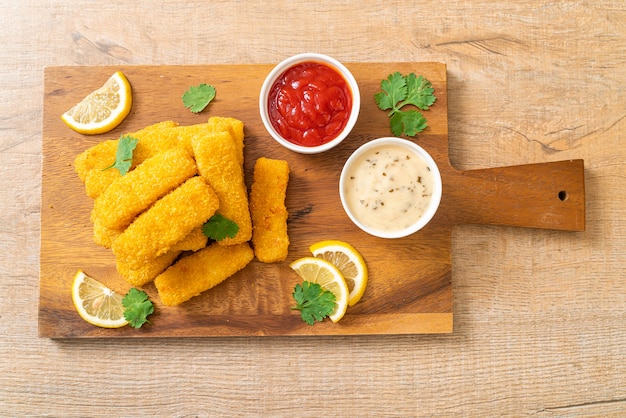 gebakken vis finger stick of frietjes vis met saus