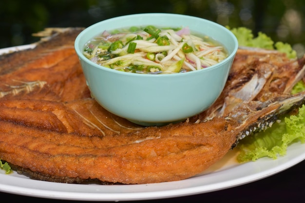 Gebakken vis gebakken snapper met vissaus op een bord