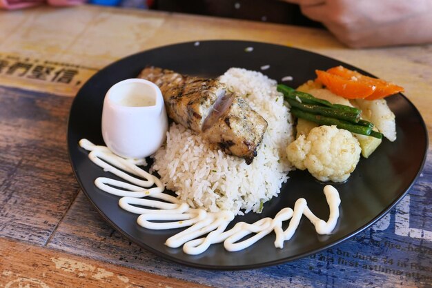 Foto gebakken visfilet met verse salade en rijst