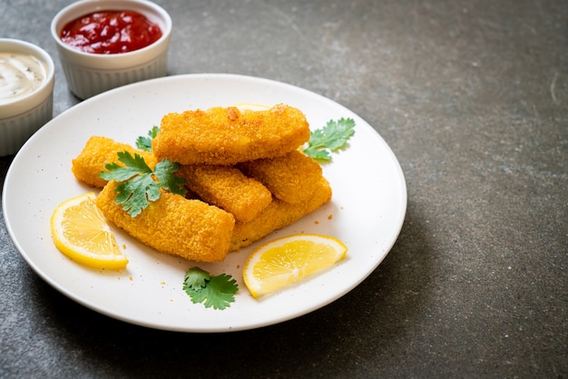 Gebakken visstick of frietjes vis met saus