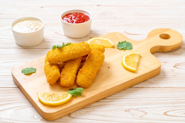 gebakken visstick of frietjes vis met saus