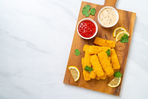 gebakken visstick of frietjes vis met saus