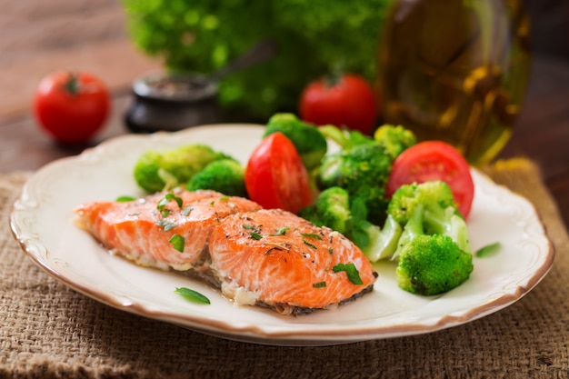 Gebakken viszalm gegarneerd met broccoli en tomaat. Dieet menu. Vis menu. Zeevruchten - zalm.