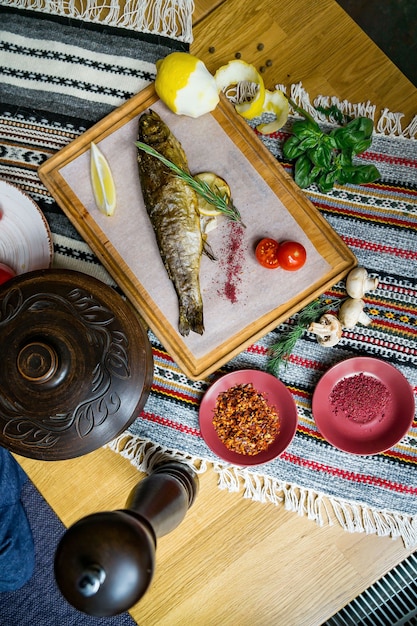 Gebakken viszeebaars met viskruiden en salade. Zeevruchten in restaurant