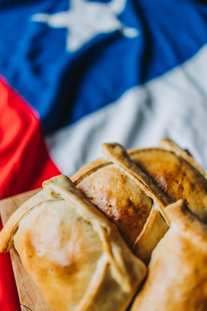 Gebakken vlees Chileense empanadas op de Chileense vlag. Ruimte kopiëren. Onafhankelijkheidsdag. Selectieve focus