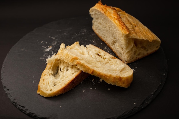 Gebakken wit brood op een zwarte achtergrond