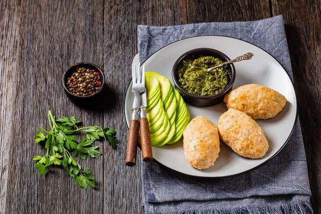 Gebakken witte viskoekjes met avocado en saus