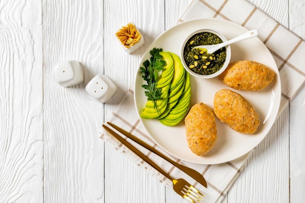 Gebakken witte viskoekjes met avocado en saus