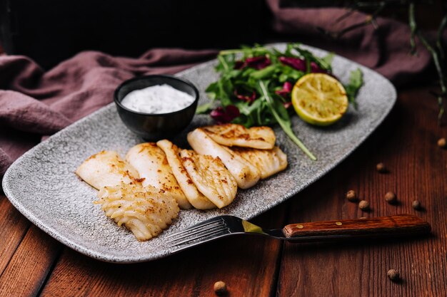 Foto gebakken witvisfilet met rucola