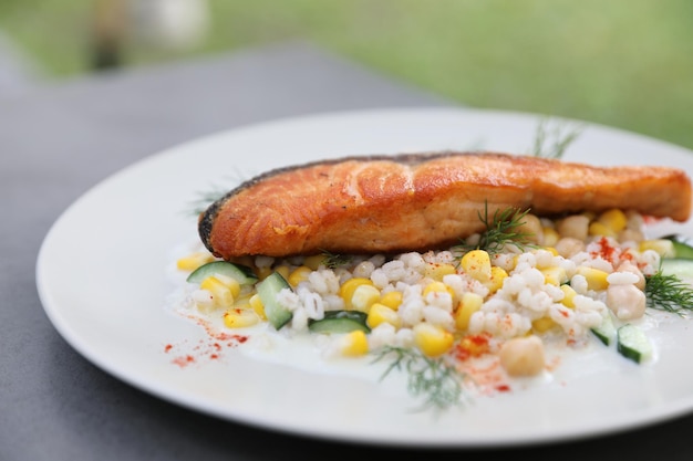 Gebakken zalm met bonen Job's tranen salade