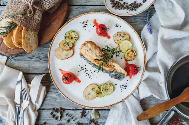 Gebakken zalm met saus en kruiden