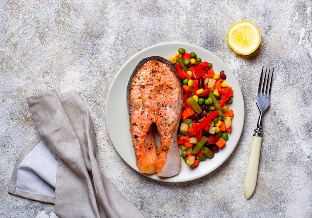 Gebakken zalmfilet met groenten